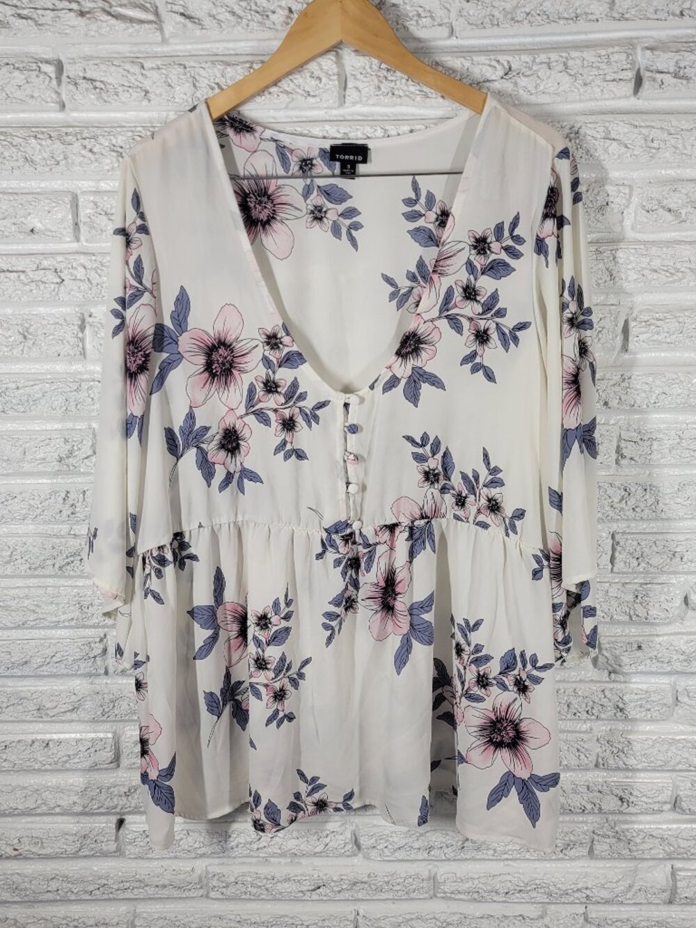 Torrid Top 3X Plus Size Gray Pink Floral Button Up V Neck 3/4 Sleeve FLO283E